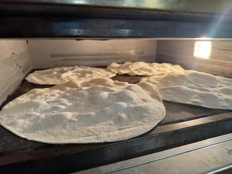 Les bases de pizza pujant al forn