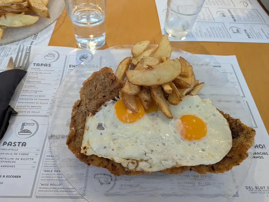 «A caballo»: milanesa amb ous ferrats