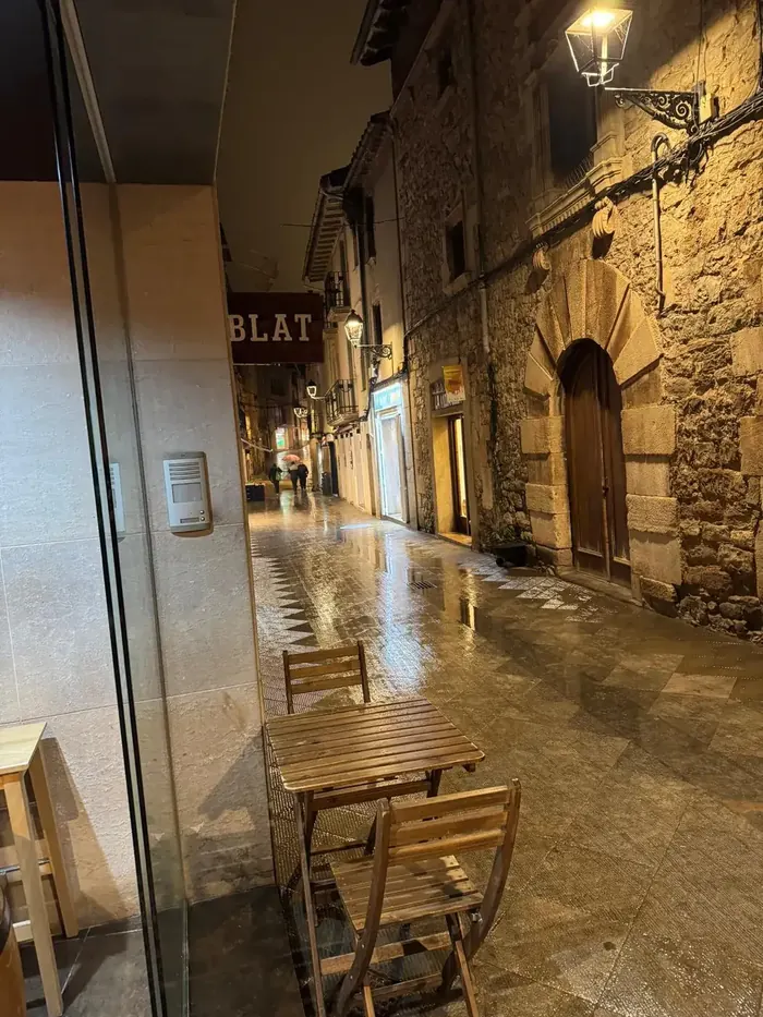 La terrassa, de nit, al carrer del Comerç